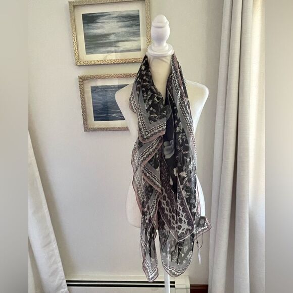 Vince Camino NWT sheer scarf with bird and floral design 47” square - Picture 3 of 13
